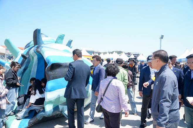 제14회 우도소라축제가 지난 25일부터 27일까지 사흘간 제주시 우도면 천진항 일대에서 열리고 있다.&nbsp;