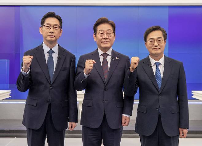 25일 서울 중구 TV조선 스튜디오에서 열린 더불어민주당 경선 마지막 TV토론회에서 후보들이 기념 촬영을 하고 있다. 왼쪽부터 김경수, 이재명, 김동연 후보.(사진=국회사진기자단)