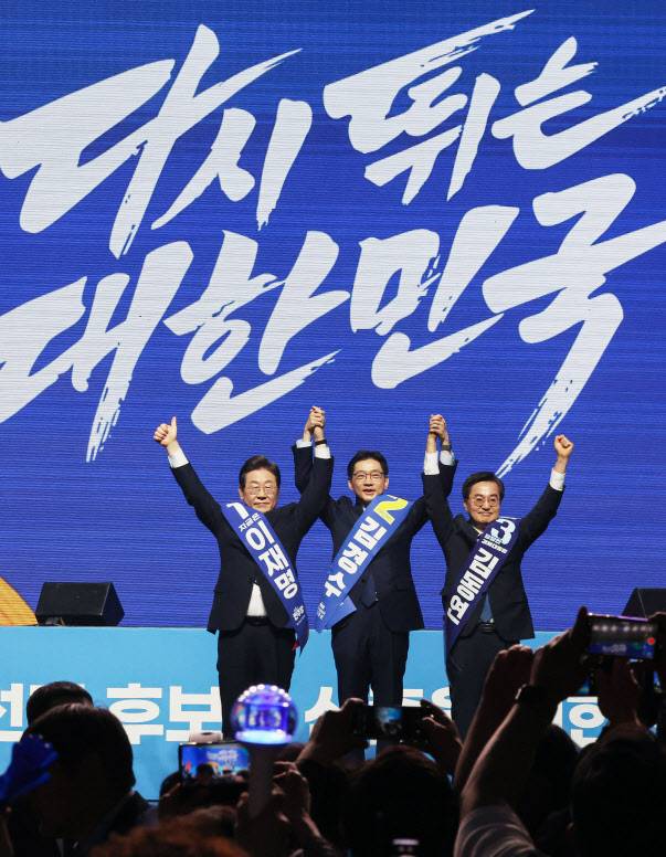 더불어민주당 대선 경선에 나선 이재명·김경수·김동연 후보가 26일 오후 광주 서구 김대중컨벤션센터에서 열린 호남권 합동연설회에서 지지자들을 향해 인사하고 있다. (사진=뉴스1)