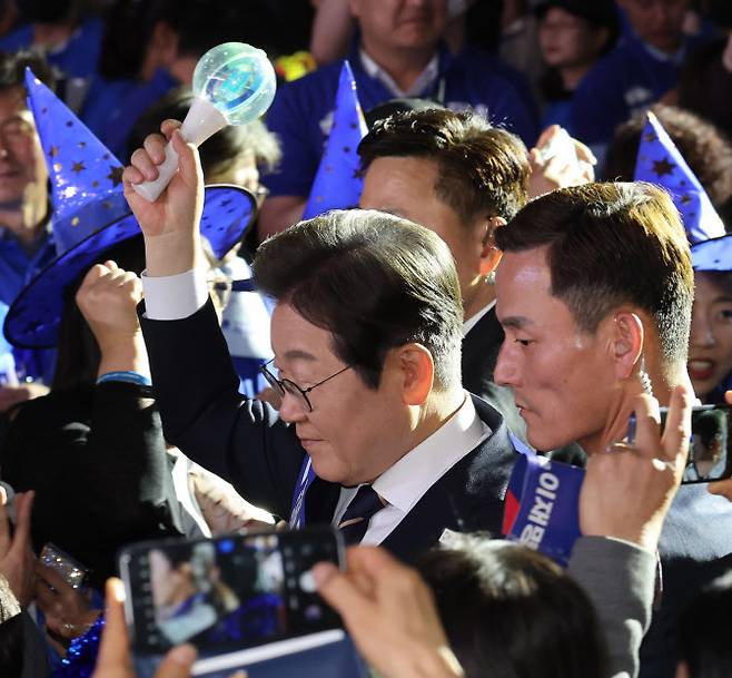 이재명 더불어민주당 대선 경선 후보가 26일 호남권 합동연설회가 열리는 26일 광주 서구 김대중컨벤션센터에서 행사장으로 입장하고 있다. (사진=뉴스1)