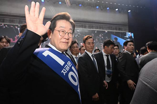 이재명 더불어민주당 대선 경선후보가 26일 오후 광주 서구 김대중컨벤션센터에서 열린 더불어민주당 21대 대통령선거 후보자 선출을 위한 호남권 합동연설회 종료 직후 지지자들을 향해 손을 흔들고 있다. (사진=뉴시스)