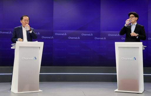 25일 종로구 동아미디어센터 채널A스튜디오에서 국민의힘 대선 2차 경선 진출자인 한동훈, 홍준표 후보가 방송 시작을 기다리며 물을 마시고 있다.(사진=국회사진기자단)