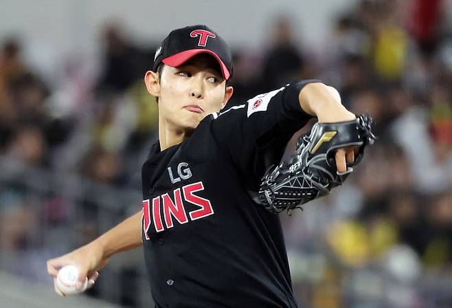 25일 광주기아챔피언스필드에서 열린 프로야구 LG 트윈스와 KIA 타이거즈의 경기. LG&nbsp;김영우가 7회말에 투구하고 있다. 2025.4.25