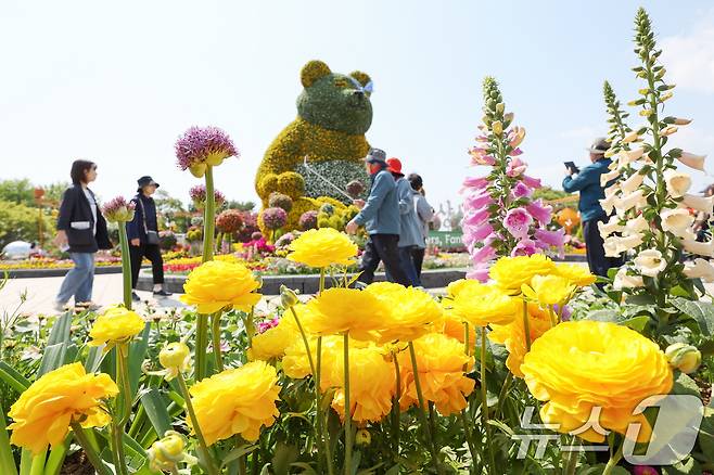 25일 오후 경기 고양시 일산동구 일산호수공원에서 열린 '2025 고양 국제꽃박람회'를 찾은 시민들이 봄나들이를 즐기고 있다.  2025.4.25/뉴스1 ⓒ News1 민경석 기자