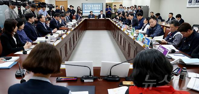 세종시 어진동 정부세종청사 고용노동부에서 열린 2026년 최저임금위원회 제1차 전원회의에 사용자 및 근로자위원들이 모두 발언을 하고 있다. /뉴스1 ⓒ News1 김기남 기자