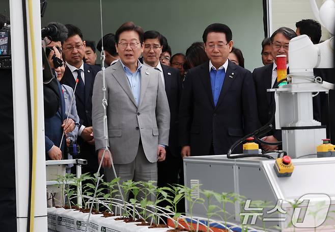 이재명 더불어민주당 대선 경선 후보가 25일 전남농업기술원에서 농업과학기술진흥 간담회를 갖고 에너지자립형 온실을 둘러보고 있다. 2025.4.25/뉴스1 ⓒ News1 김태성 기자