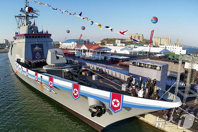 (평양 노동신문=뉴스1) =북한 노동당 기관지 노동신문은 25일 "김정은 동지를 모시고 새로 건조한 구축함 진수 기념식이 조선혁명의 첫무장력의 창건일인 뜻깊은 지난 25일 남포조선소에서 성대히 진행됐다"라고 보도했다.[국내에서만 사용가능. 재배포 금지. DB 금지. For Use Only in the Republic of Korea. Redistribution Prohibited] rodongphoto@news1.kr