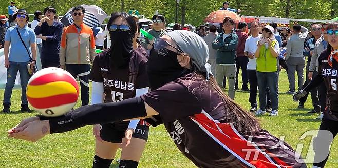 26일 구미 낙동강체육공원에서 열린 LG여성배구대회에서 한 선수가 멋지게 공을 받아내고 있다.  2025.4.26/뉴스1 ⓒ News1 정우용 기자