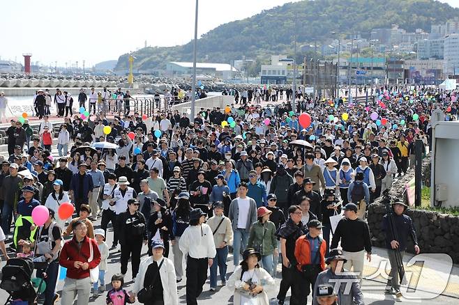 26일 오전 제주시 탑동광장에서 제주도가 주최하는 '차없는 거리 걷기' 행사가 열리고 있다. 참가자들은 차량이 통제된 원도심 일대(탑동~서문로터리~관덕정~탐라문화광장) 3.5㎞ 구간을 걸었다.2025.4.26/뉴스1 ⓒ News1 고동명 기자