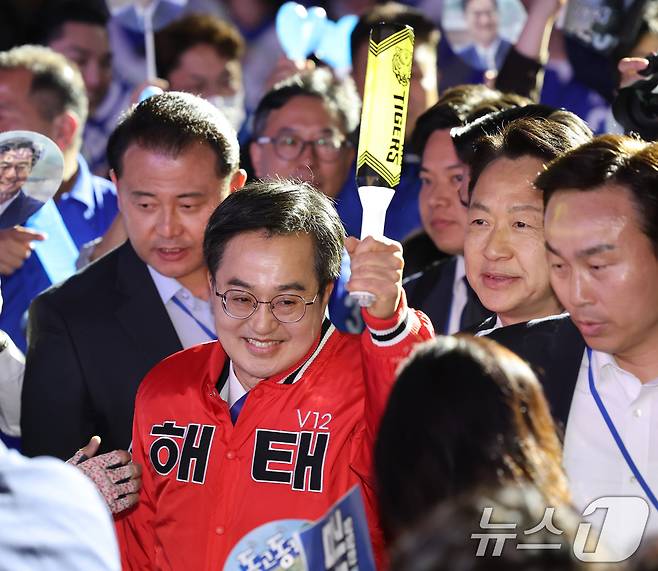 김동연 더불어민주당 대선 경선 후보가 26일 오후 광주 서구 김대중컨벤션센터에서 열린 호남권 합동연설회에 입장하고 있다. 2025.4.26/뉴스1 ⓒ News1 김태성 기자