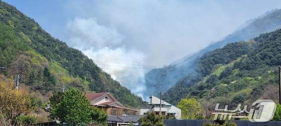 26일 강원도 인제군 상남면 야산에서 산불이 발생해 연기가 나고 있다. (산림청 제공, 재판매 및 DB 금지) 2025.4.26/뉴스1