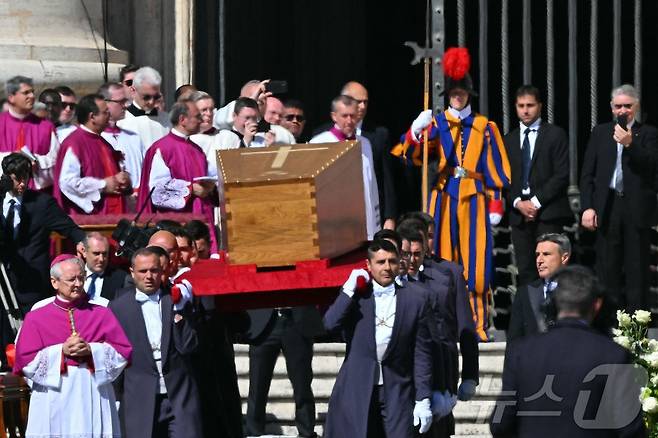 프란치스코 교황의 장례 미사가 26일(현지시간) 바티칸 성 베드로 광장에서 거행되고 있다. 광장으로 옮겨지는 교황의 관. 2025.04.26. ⓒ AFP=뉴스1 ⓒ News1 이지예 객원기자