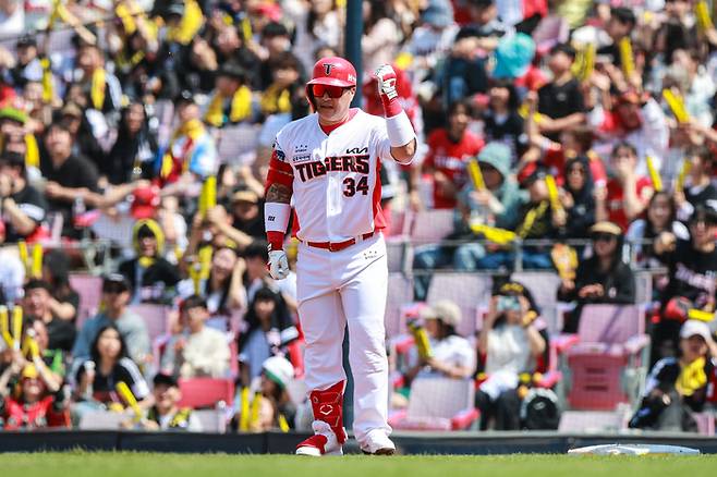 KIA 최형우가 26일 광주-기아 챔피언스 필드에서 열린 2025 KBO리그 LG전에서 1회말 적시타를 날린 후 세리머니를 하고 있다. 사진 | KIA 타이거즈