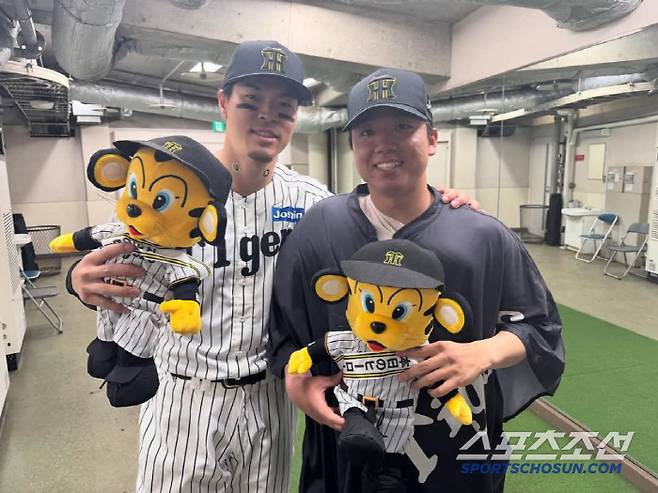 한신은 25일 요미우리전에서 4대1 완승을 거뒀다. 승릴의 주역인 4번 타자 사토와 선발투수 무라카미. 사토는 시즌 8호 3점홈런을 치고, 무라카미는 8이닝 1실점 호투를 했다. 사진캡처=한신 타이거즈  SNS