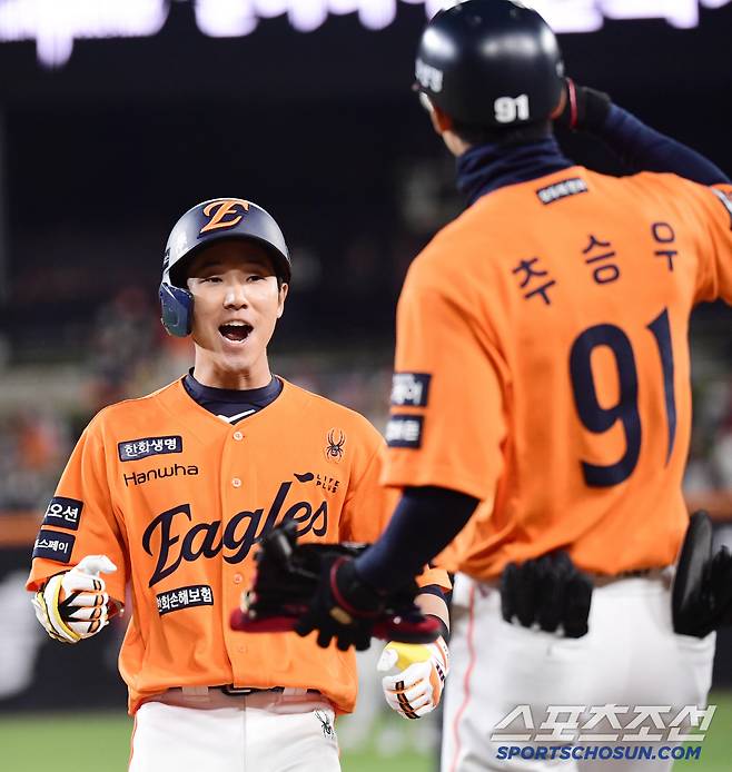 9회말 선두타자 안타로 찬스 살리는 한화 황영묵.