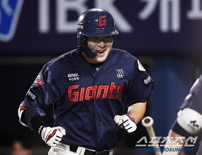 25일 서울 잠실구장에서 열린 롯데-두산전. 7회초 무사 3루 나승엽이 투런포를 친 후 환호하고 있다. 잠실=정재근 기자 cjg@sportschosun.com/2025.4.25/