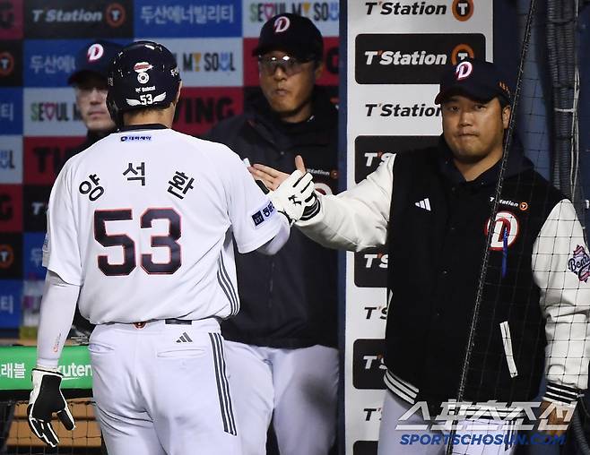25일 서울 잠실구장에서 열린 롯데-두산전. 6회말 1사 1, 2루 강승호의 안타 때 양석환이 득점했지만 1루주자 김재환이 무리하게 홈까지 뛰다 아웃됐다. 이승엽 감독과 박석민 코치의 표정이 어둡다. 잠실=정재근 기자 cjg@sportschosun.com/2025.4.25/