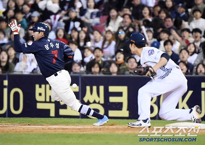 25일 서울 잠실구장에서 열린 롯데-두산전. 8회초 1사 1, 3루 장두성의 번트 타구를 박치국이 1루로 던졌지만 악송구가 나오고 있다. 잠실=정재근 기자 cjg@sportschosun.com/2025.4.25/