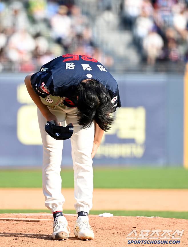 1루 관중석의 친정팀 두산 팬들을 향해 90도 인사를 건넸다.