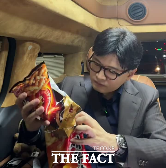 지난 18일 한동훈 국민의힘 대선 예비후보 유튜브 라이브 방송 중 일부. /유튜브 '한동훈'