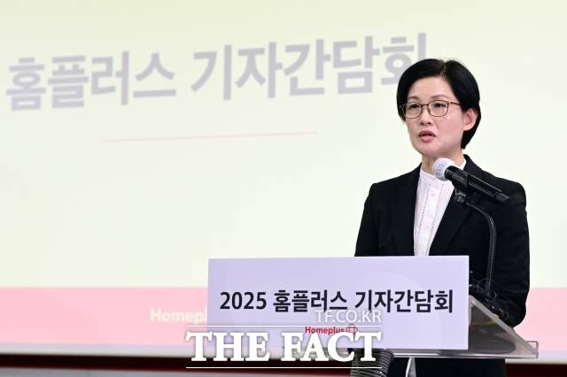 조주연 홈플러스 대표가 지난달 14일 서울 강서구 홈플러스 본사에서 기업회생 신청과 관련한 기자간담회에 참석해 입장문을 발표하고 있다. /임영무 기자