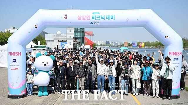 상상인 그룹 '2025 피크닉데이 가족, 동료와 함께 걷기' 행사가 26일 오전 경기 하남시 미사경정공원에서 열린 가운데 임직원과 가족들이 손을 흔들고 있다. /하남=박헌우 기자