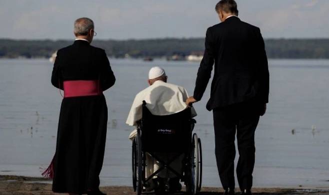 2022년 캐나다 순방 당시 바티칸이 공개한 교황의 뒷모습. 미 NBC 방송 유튜브