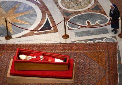 프란치스코 교황을 조문하고 있는 자넹그로스 수녀 연합뉴스