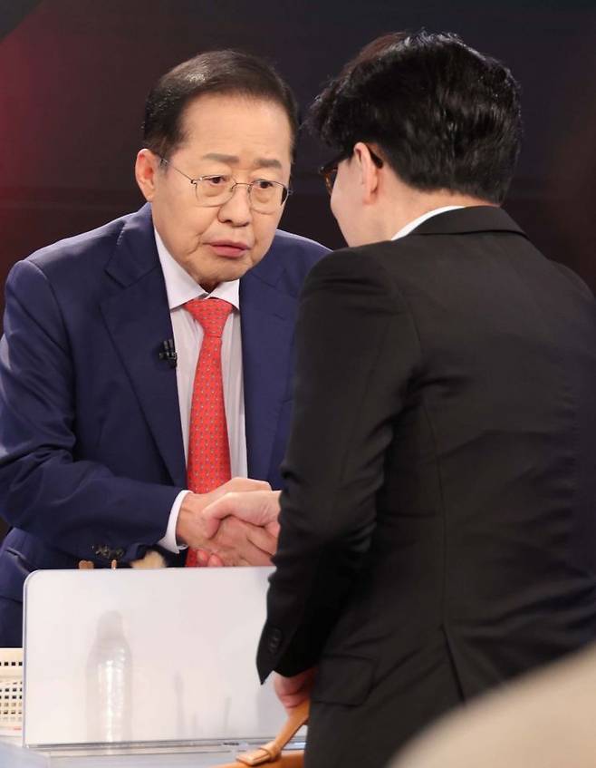 26일 서울 중구 매경미디어센터에서 열린 국민의힘 대통령 선거 제2차 경선 후보자 토론회에서 홍준표, 한동훈 경선 후보가 악수하고 있다. 연합뉴스