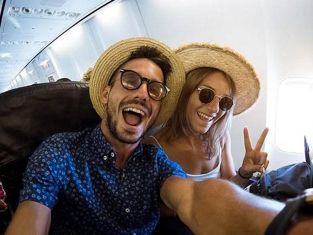 이달 초 스칸디나비아항공의 '목적지 미상' 비행기를 타고 들뜬 승객들. /인스타그램