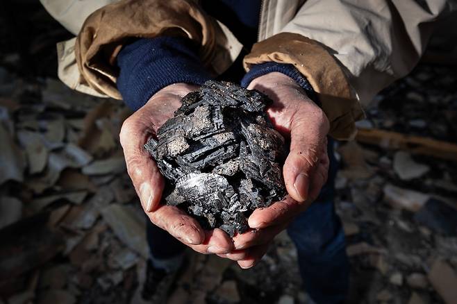 안영환 락고재문화재단 회장이 재가 된 고미술품을 들어 보이고 있다. 25년여간 전국을 돌아다니며 모은 것들이라고 했다. /이건송 영상미디어 기자