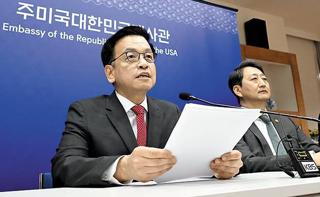 최상목(왼쪽) 경제부총리와 안덕근 산업통상자원부 장관이 24일 미 워싱턴 DC 주미 대사관에서 ‘한미 2+2 통상 협의’ 결과를 설명하고 있다. 최 부총리는 “상호 관세 유예 종료일인 7월 8일 전까지 관세 폐지 목적으로 한 ‘7월 패키지’를 마련하기로 했다”고 말했다. /기획재정부