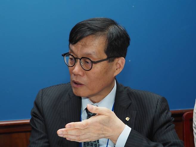 이창용 한국은행 총재가 25일(현지 시각) 미국 워싱턴DC 인근에서 한국 기자들과 만나 도널드 트럼프 미국 대통령의 상호 관세로 인한 불확실성에 대해 언급하고 있다. /워싱턴특파원단