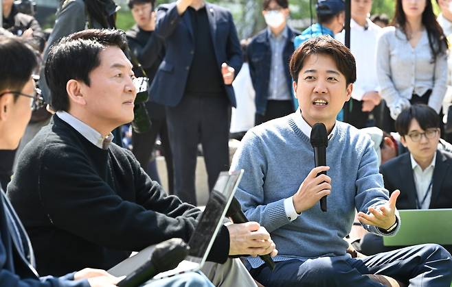 안철수 국민의힘 대선 경선 후보와 이준석 개혁신당 대선 후보가 25일 경기 성남시 판교 테크노밸리 광장에서 'AI 과학기술 패권'을 주제로 대담하고 있다. /뉴시스