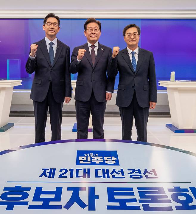 김경수(왼쪽부터), 이재명, 김동연 더불어민주당 대선 경선 후보가 25일 서울 중구 티비조선 스튜디오에서 열린 더불어민주당 제21대 대통령 선거 경선 후보자 TV 토론회에 앞서 기념촬영을 하고 있다. /뉴스1