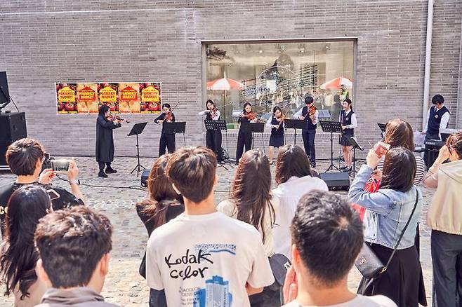 '2025 파머스 마켓'에서 이천 소재 '한국국제예술학교' 학생들이 연주하고 있는 모습ⓒ시몬스