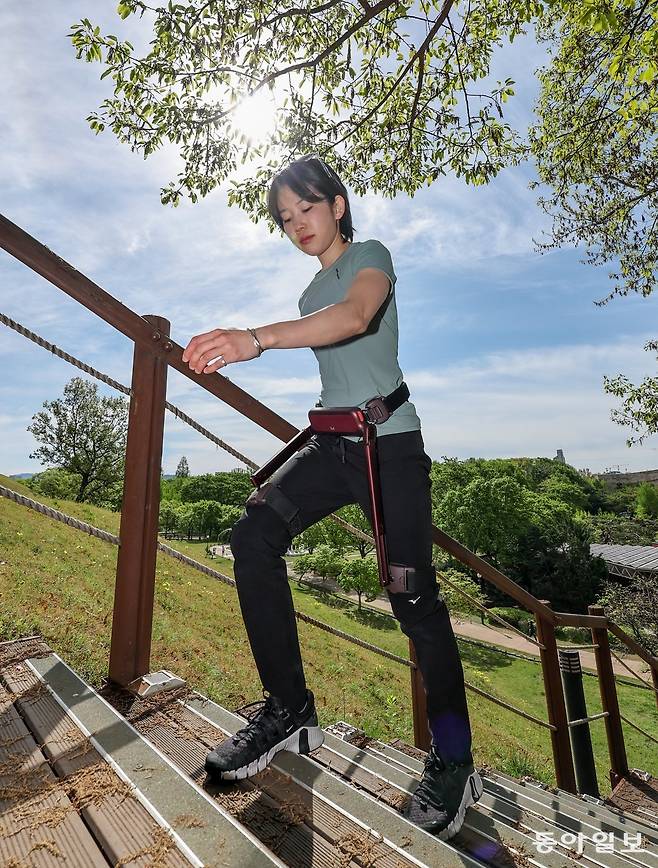 23일 로봇기업 위로보틱스가 운영하는 보행운동센터 트레이너가 웨어러블 보행 보조 로봇을 착용하고 서울의 한 공원 계단을 오르고 있다. 양회성 기자 yohan@donga.com