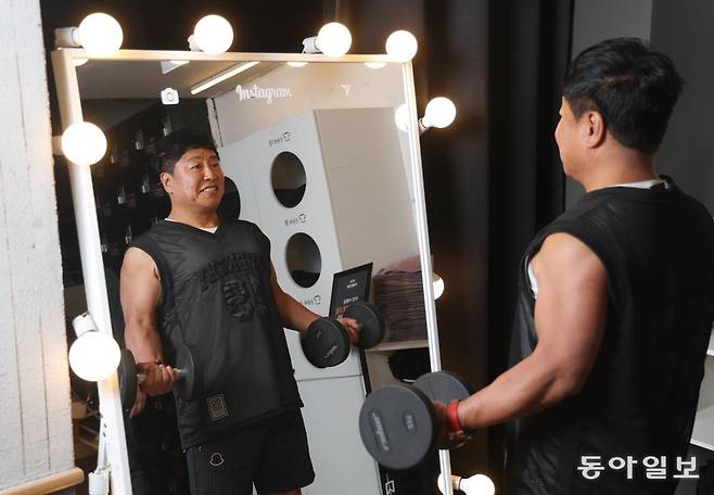 전우호 메이트네트웍스 대표가 서울 중구 삼일대로 피트니스101을 찾아 거울을 보며 근육 운동을 하고 있다. 1996년 신장 하나를 떼어내는 수술을 받은 그는 강원 속초시 집과 회사 사무실에 운동기구를 갖추고 틈만 나면 땀 흘리며 건강을 관리하고 있다. 변영욱 기자 cut@donga.com