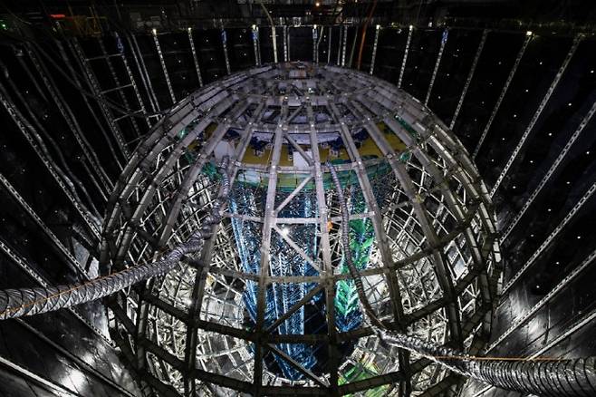 최근 중국에선 대규모 기초과학 연구에 대한 투자가 활발하다. 사진은 중국에서 건설 중인 중성미자 검출기 JUNO 전경이다. 세계 최대 규모의 이 검출기는 올해 하반기부터 가동에 들어갈 계획이다. 게티이미지뱅크 제공