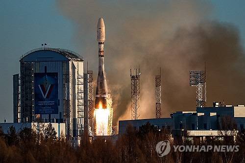 인공위성을 싣고 발사되는 러시아 소유즈-2.1b 로켓(타스 연합뉴스 자료사진)