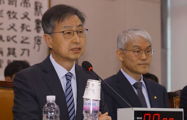 3월 19일 국회에서 열린 법제사법위원회 전체회의에서 최재해 감사원장(왼쪽)이 의원들의 질문에 답변하고 있다. 윤운식 선임기자 yws@hani.co.kr