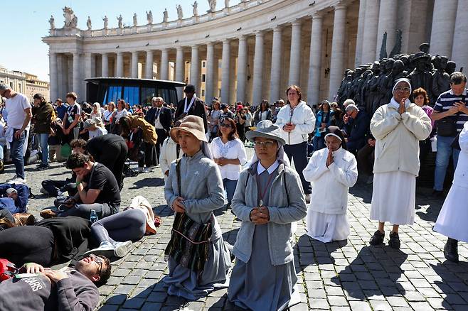 수녀들이 26일(현지시각) 바티칸 성 베드로 광장에서 열린 프란치스코 교황의 장례 미사에 참석해 기도하고 있다. 바티칸/로이터 연합뉴스