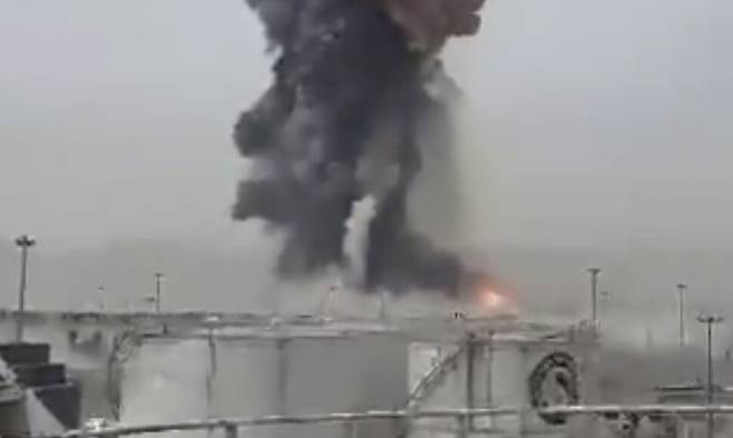 26일(현지시각) 이란 남부 도시 반다르 압바스의 항구에서 대규모 폭발이 발생, 검은색 구름이 피어오르고 있다. EPA연합뉴스