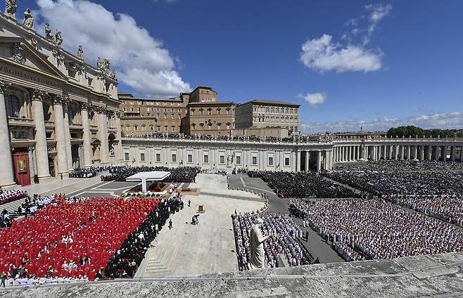 26일(현지시각) 로마 바티칸 성 베드로 광장에서 열린 프란치스코 교황의 장례미사. 이날 미사엔 25만명이 운집한 것으로 추산된다. EPA연합뉴스