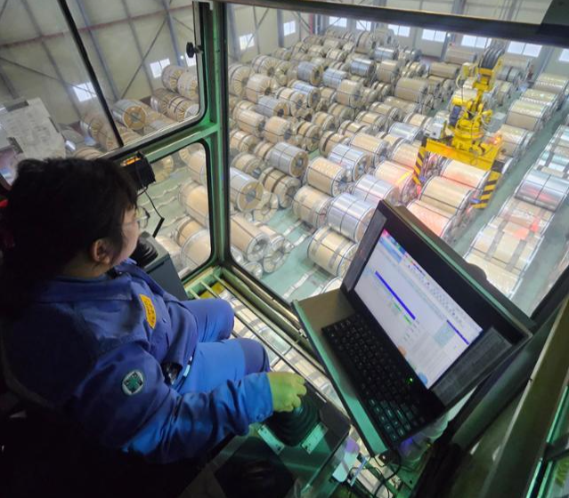 전남 광양시의 한 화물운송 기업에서 천장크레인 기사로 일하는 김승주(29)씨가 크레인 조종실 내부에서 장비를 조종해 코일을 옮기고 있다. 김씨 제공
