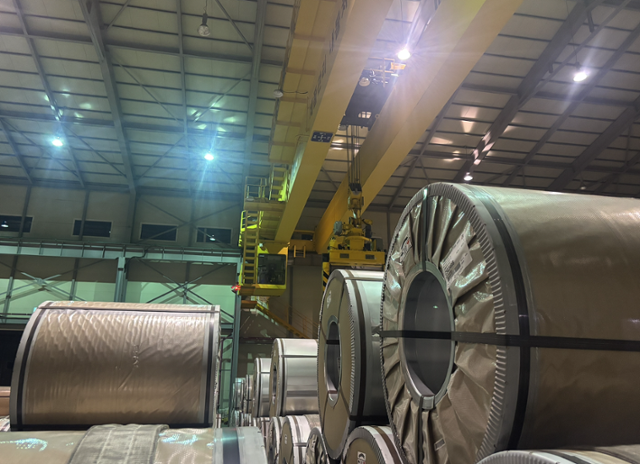 코일들이 정렬된 화물 창고 내부에 위치한 김승주씨의 천장 크레인 모습. 김씨는 이곳에서 크레인 기사로 일하게 되기까지 어린 여성이란 이유로 숱한 성차별적 발언을 들어야 했다. 김씨 제공