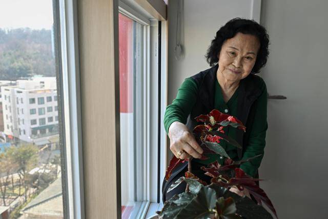 2월 27일 서울 강북구 번동의 고령자 복지주택에 사는 김준임씨가 자택에서 키우는 꽃을 매만지고 있다. 정다빈 기자