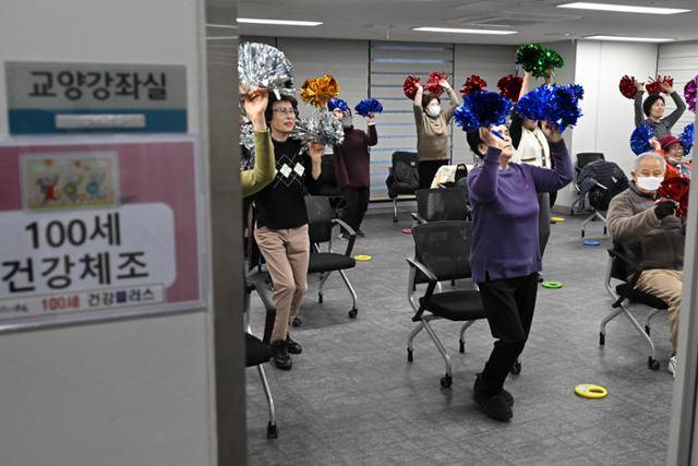 2월 27일 서울 강북구 번동의 고령자복지주택 1층 건강센터에서 주민들이 응원술을 들고 활동하고 있다. 정다빈 기자