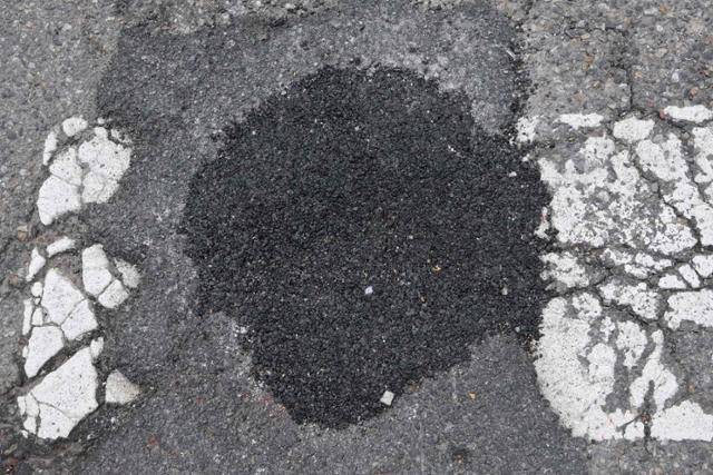 21일 서울 은평구 대조동에 전날 오후 2시 신고된 포트홀 발생 구역이 메꿔져 있다. 최주연 기자