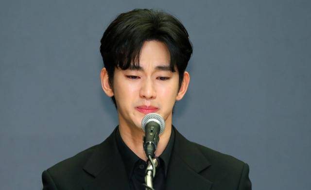 배우 김수현이 지난달 31일 오후 서울 마포구 스탠포드호텔에서 기자회견을 열고 자신을 둘러싼 의혹에 대해 입장을 밝히고 있다. 뉴시스